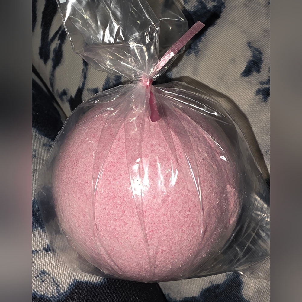 Deliscious Iced Berry Bath Bomb - Holiday Limited Edition